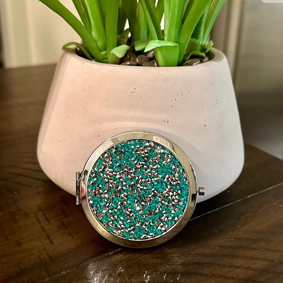 NEW!! Glam Compact Mirror - Picture 1 of 13